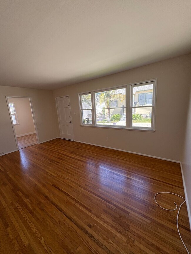 Building Photo - 1+1 Cozy Cottage above Ventura College wit...