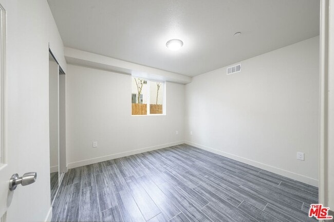 Building Photo - 831 E 83rd St