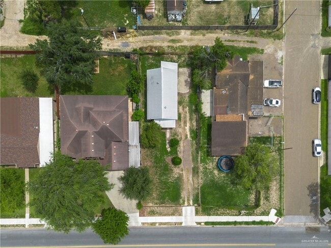 Building Photo - 606 E Kelly Ave