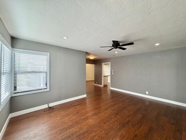 Building Photo - 3 Bedrooms, 1 1/2 Bathrooms, Classic Napa ...