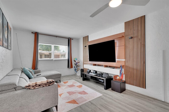 Building Photo - 7506 SW 7th Ct