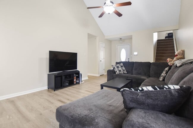 Building Photo - Pet Friendly Three Bedroom with Bonus!