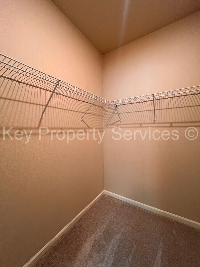 Building Photo - AVAILABLE NOW! Hazel Dell 5 Bedroom Close ...
