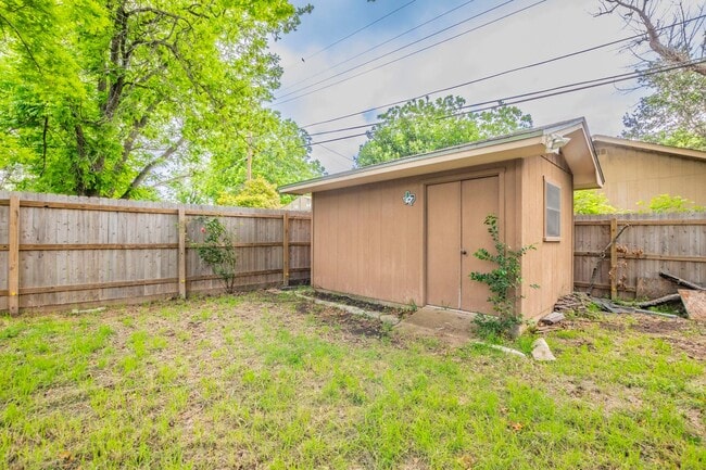 Building Photo - 4 Bed 3 Bath Brick Home with Fenced Yard