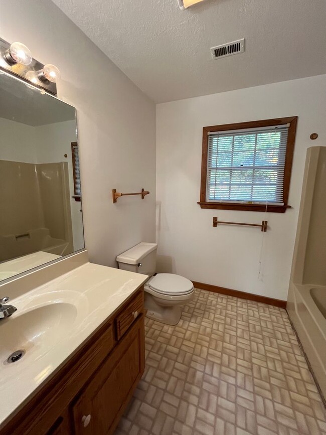 Building Photo - 3 Bedroom/2.5 Bathroom home available in M...