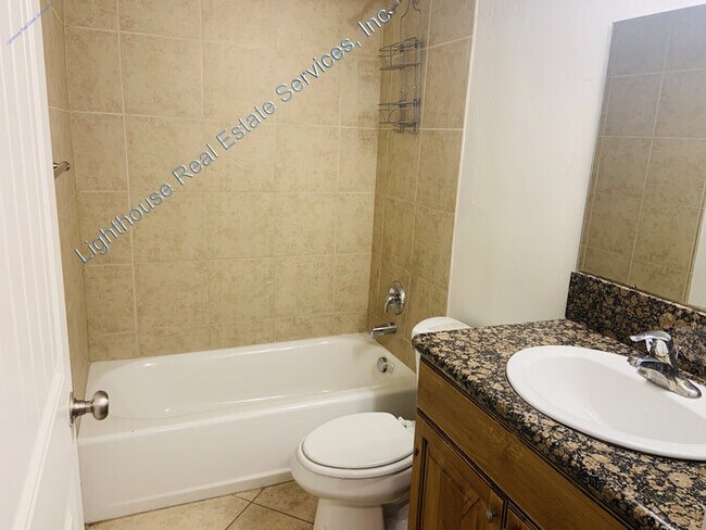 Building Photo - Fantastic Murray 3 Bedroom Townhome!