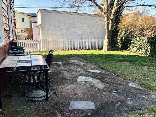 Building Photo - 637 W Penn St