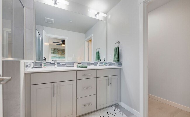 Building Photo - ***HALF OFF THE FIRST MONTH'S RENT*** Pet friendly Lake Stevens Town Home Move In Ready