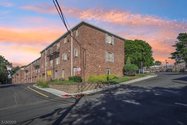 Building Photo - 12 Wedgewood Dr