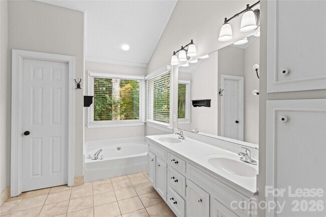 Building Photo - 9033 Pennyhill Dr