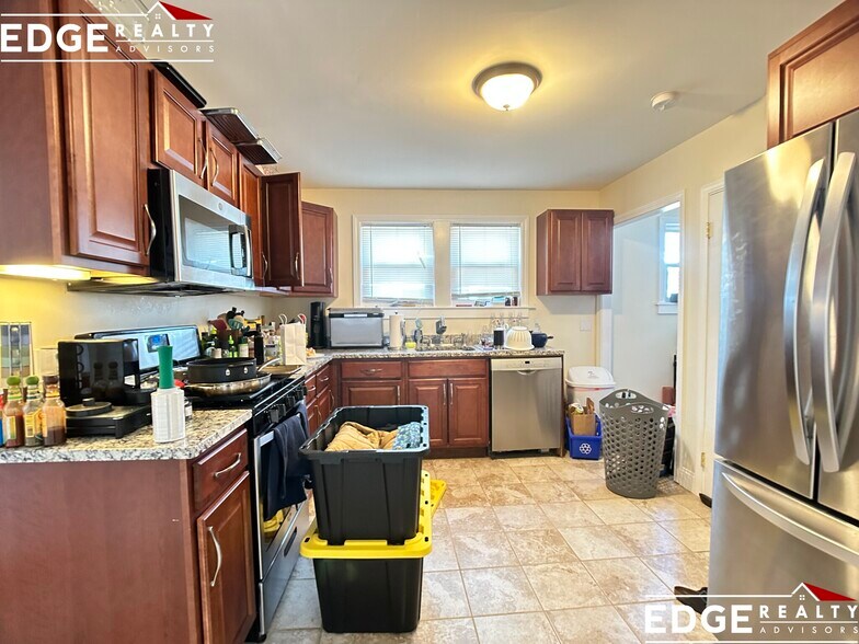 Building Photo - 27 Bostonia Ave