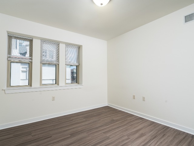 2 Bed + Den / 1 Bath - 1,500 SF- Bedroom - Albion