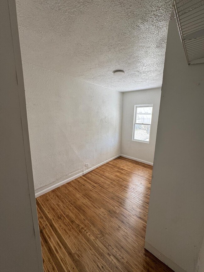 Building Photo - 807 Hazlett Ave