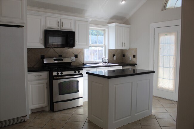 Building Photo - 2914 Pitzlin St