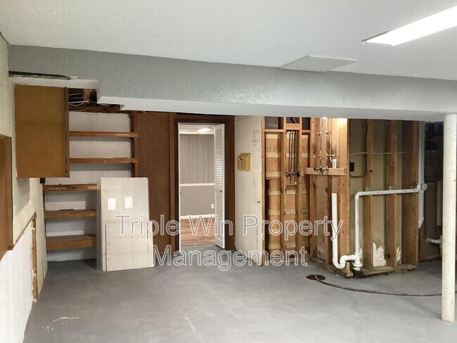 Building Photo - 563 Apex Dr