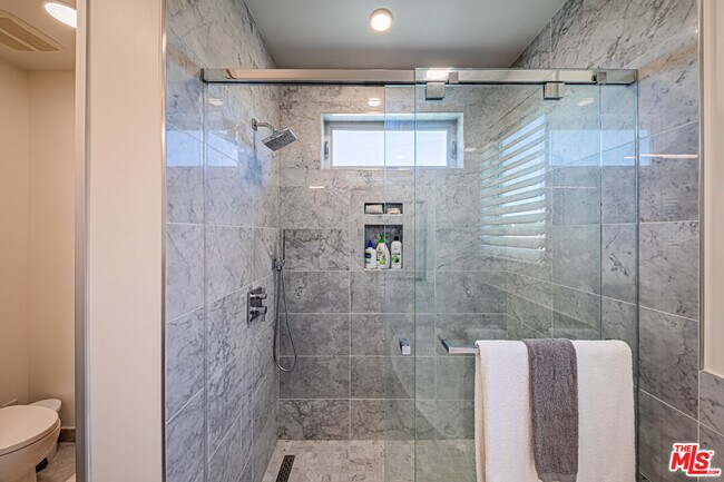 Building Photo - 6142 1/2 Lexington Ave