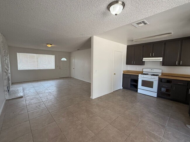 Building Photo - Victorville - 3 Bedrooms, 2 Bathrooms, New Paint, New Blinds, Tile Floors