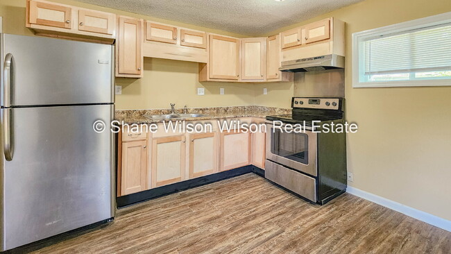 Building Photo - Charming 1-Bedroom Retreat at 804 1/2 Henderson Ave – Cozy Comfort in 700 Sq Ft.  Come schedule y...