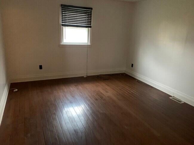 Formal dining/first floor bedroom - 6105 Dacola Shores Rd