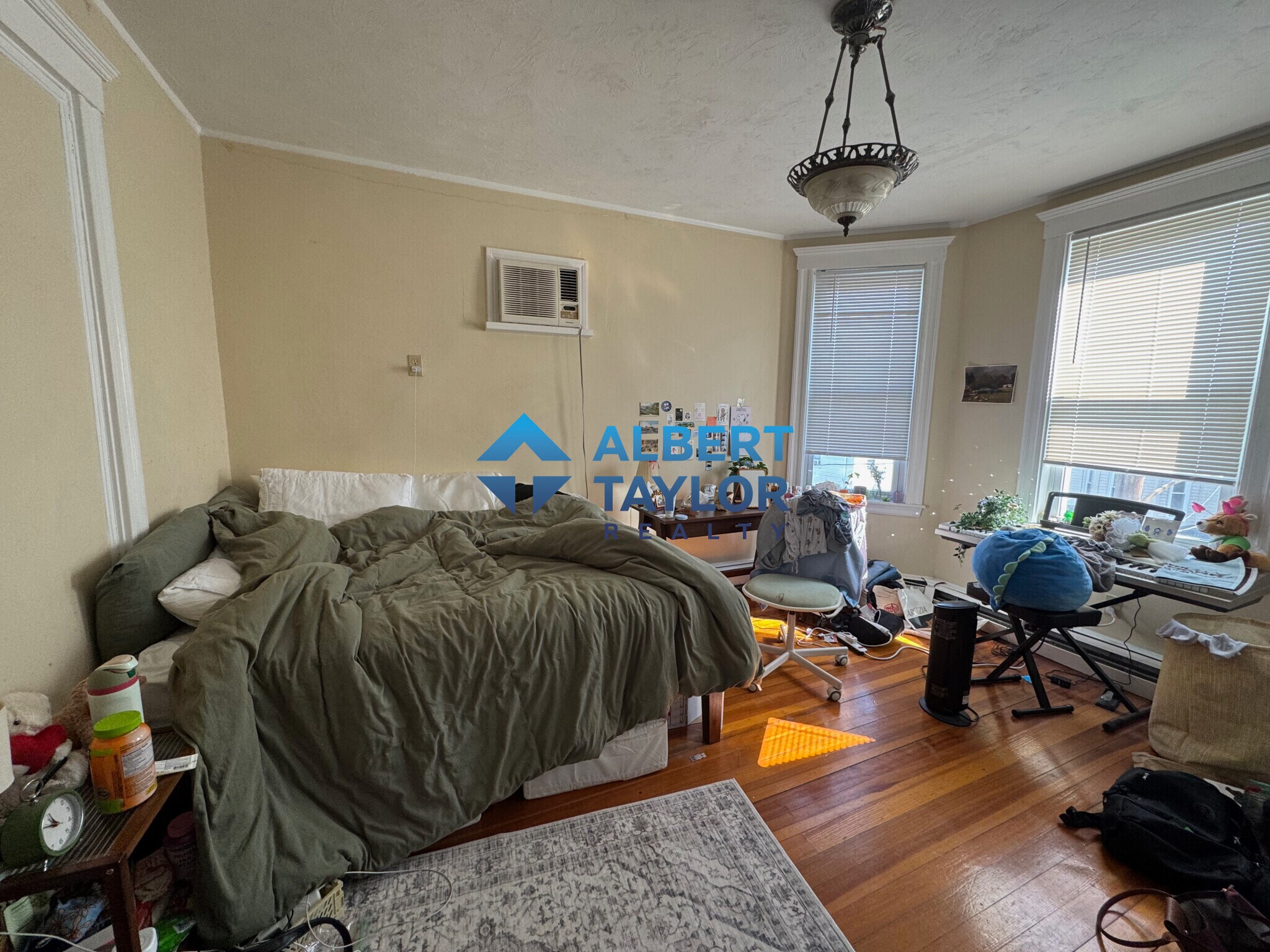 Bedroom 1 - 33 Shannon St