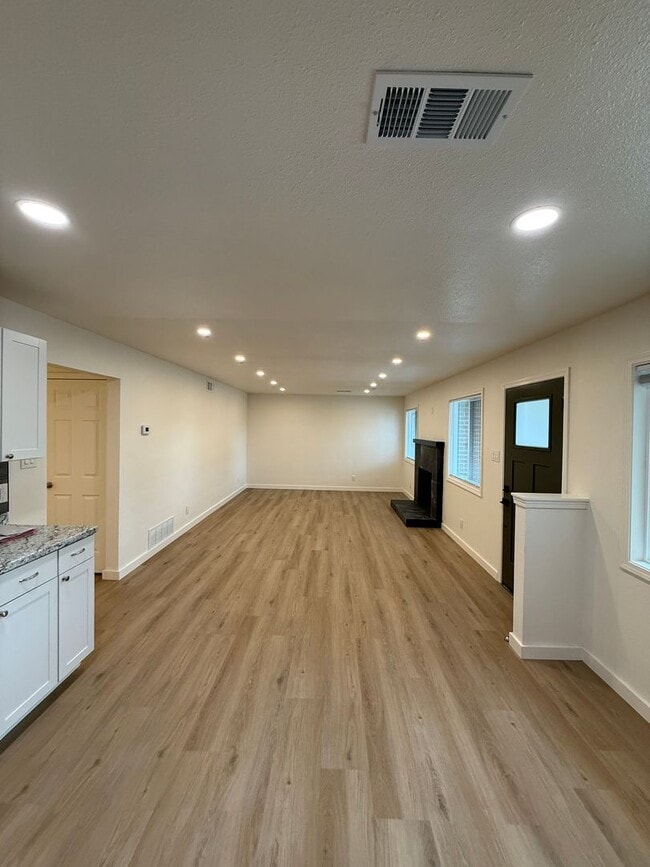 Building Photo - 750 Topaz Dr