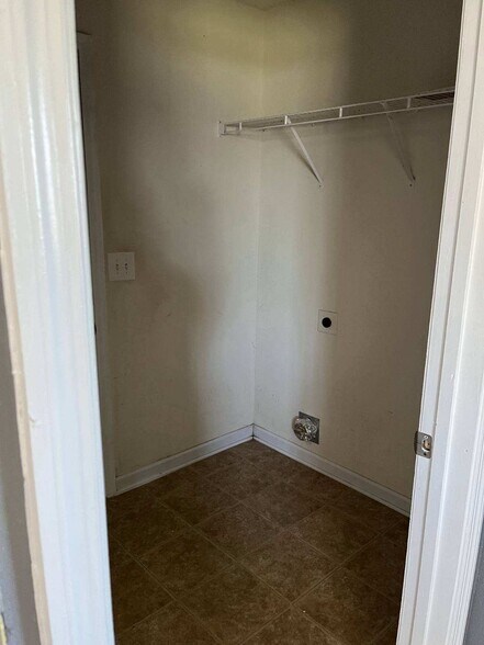 Building Photo - 224 Dormont Dr NE