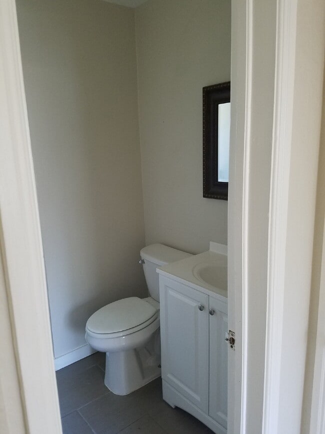 Building Photo - 1 Bed 1 Bath Mayfair Apartment With Garage in Denver! Available Now!