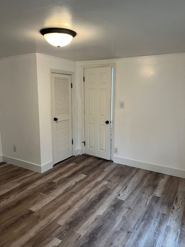 Building Photo - Charming 2-Bedroom Home Near Switchyard Park – Available August!
