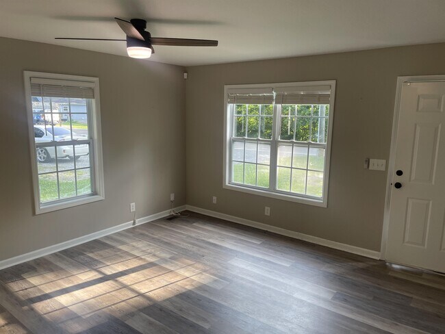Building Photo - 321 Rossview Rd