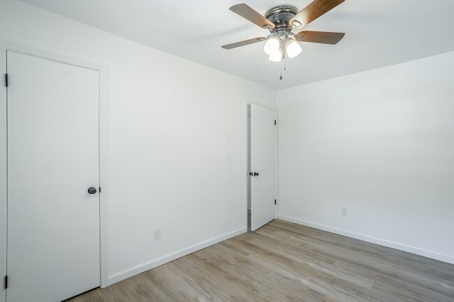 Building Photo - Spacious House in Hixson