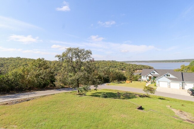 Building Photo - 4 Bed | 3 Bath on Keystone Lake!