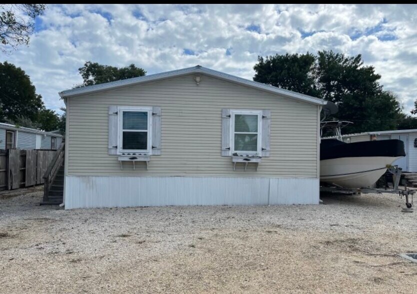 Front of the HOME. - 945 Plantation Rd