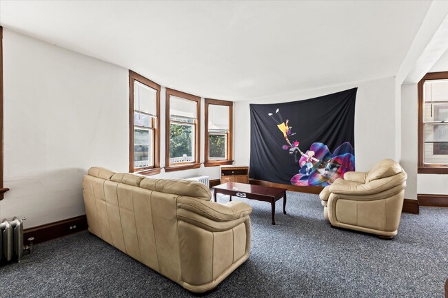 Building Photo - Frederick Upper Flat with 2 bathrooms!