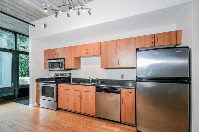 Building Photo - 1 bed / 1 bath w/Study - Move In Today!