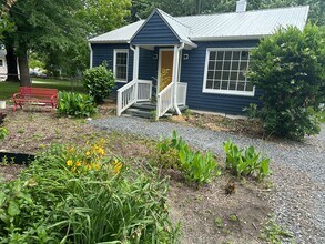 Building Photo - Newly renovated 2Br 1Ba Cottage
