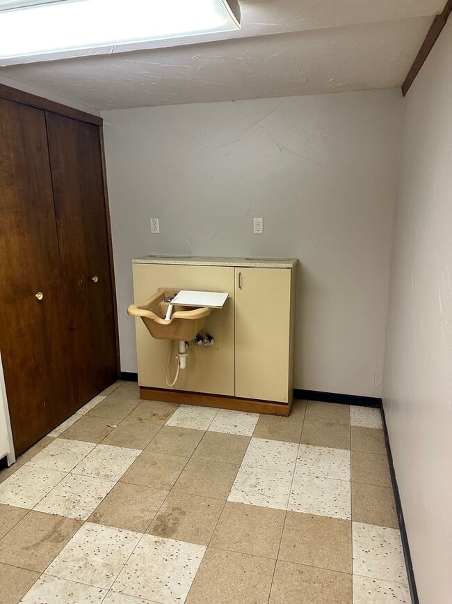 Building Photo - 3 bdrm with finished basement!