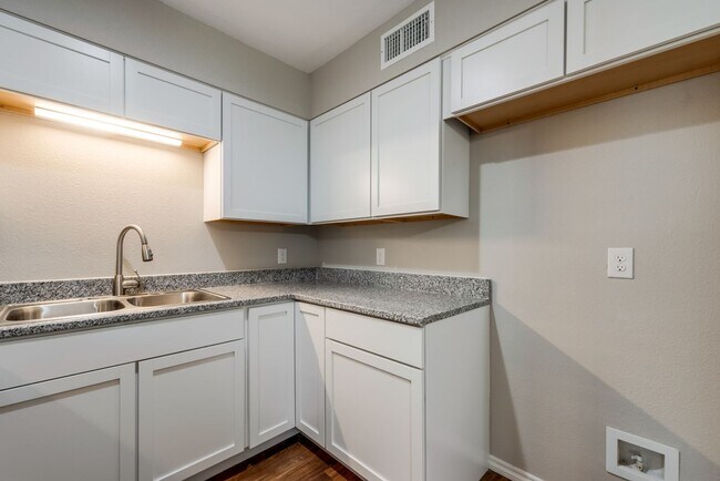 Building Photo - Stylish Upstairs Corner Unit Near Lake Ray...