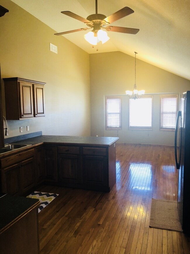 Building Photo - Beautiful Home Great Location