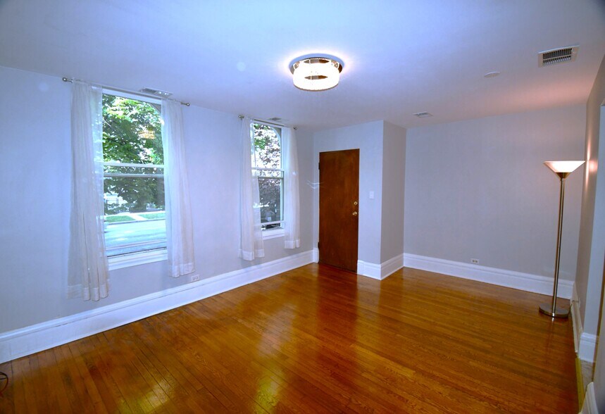 Primary Photo - 1835 W Addison St