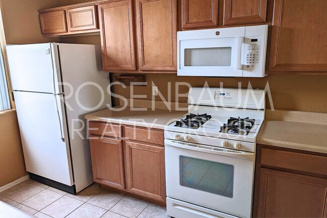 Building Photo - Charming 3-bedrooms, 2-baths home in the d...