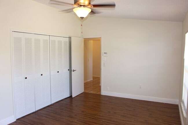 Building Photo - Lovely Home Available in the Royal Manor S...