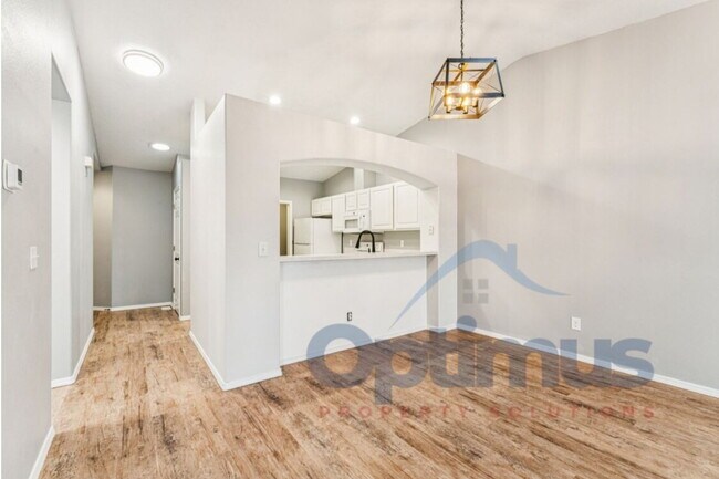 Building Photo - Charming & updated 2-bedroom, 2-bath home in one of Boise’s most convenient and sought-after loca...