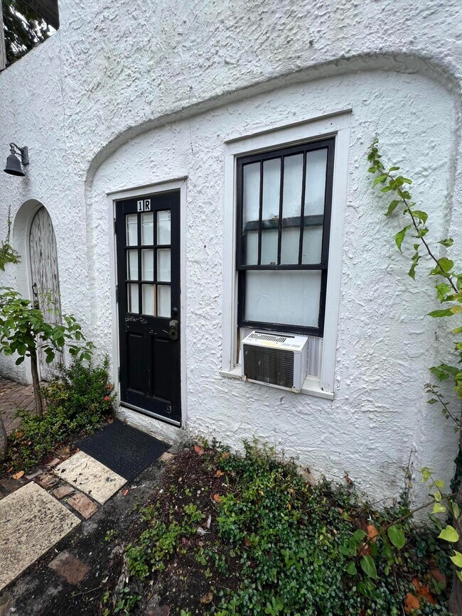 Building Photo - 318 S J St