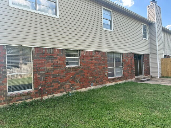 Building Photo - This duplex offers 3 spacious bedrooms, 2....