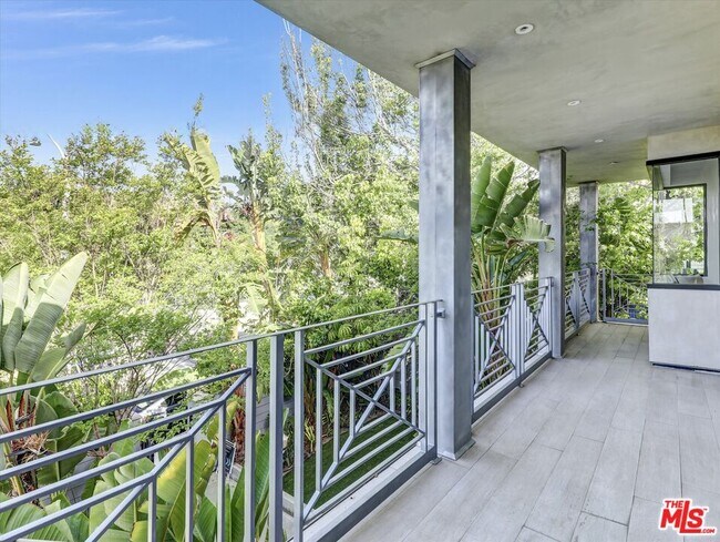 Building Photo - 1724 N Sierra Bonita Ave