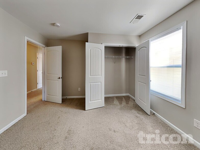 Building Photo - 447 Knothole Ln