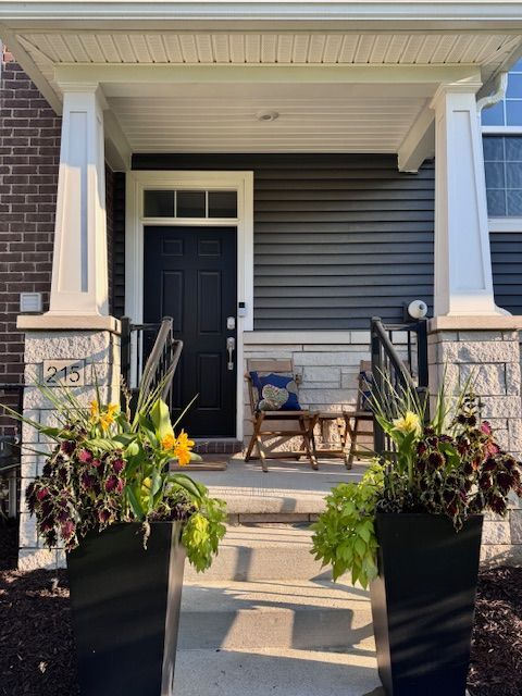 Primary Photo - 215 N Sydney Ct
