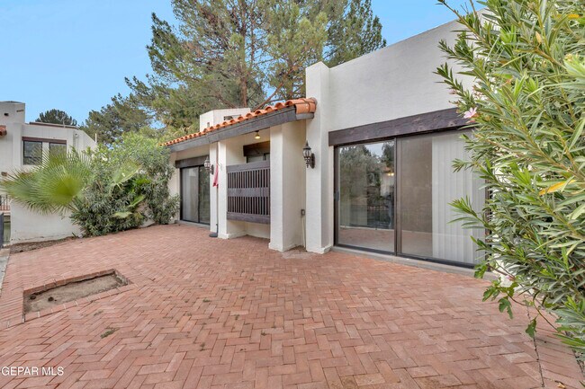 Building Photo - 620 Lakeway Dr