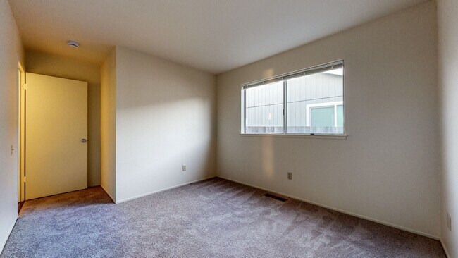 Building Photo - Bright 4 Bedroom 2 Full Bathroom Home with 2 Car Garage!