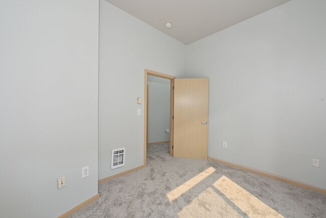 Building Photo - 425 23rd Ave S
